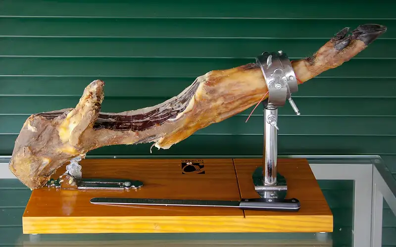 Jamón ibérico en su jamonero
